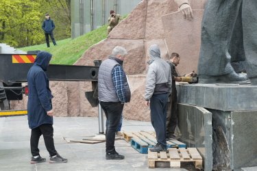 Фото 8 — В Киеве демонтируют скульптуры под аркой "Дружбы народов" (ФОТО)