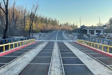 Фото 9 — В Ізюмі облаштували переправу через Сіверський Донець в обхід зруйнованого мосту (ФОТО)