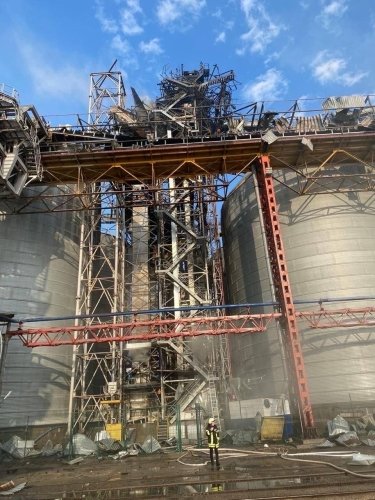 Фото 5 — Зеленский поручил усилить защиту портовой инфраструктуры после ночной атаки РФ (ФОТО)