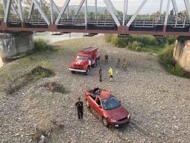 Фото 11 — На Закарпатье провалился вместе с автомобилями мост на важной трассе (ФОТО)