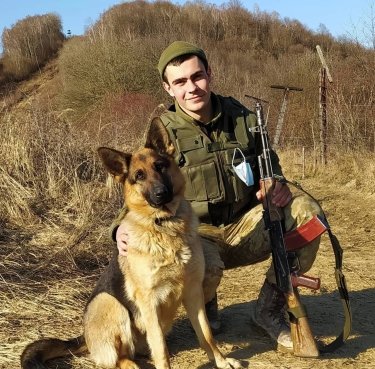 Фото 3 — З консультантів у бійці: як працівники мережі магазинів електроніки взялися за зброю