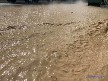 Фото 3 — Улицу в центре Киева залило грязной горячей водой (ФОТО, ВИДЕО)