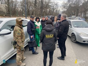 Фото 7 — СБУ та НАБУ піймали на хабарі одеську суддю, яка любить все зелене (ФОТО)