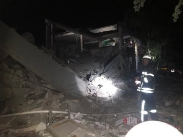 Фото 6 — У Харкові через влучення ворожого снаряда згоріла шкільна бібліотека, загинула жінка