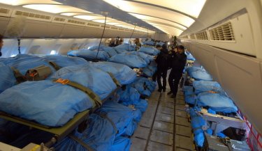 Фото 2 — 19 майдановцев и 5 солдат внутренних войск будут лечить в Германии на частные пожертвования