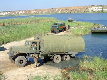Фото 6 — Как выглядит понтонная переправа военных и техники через реку (фото)