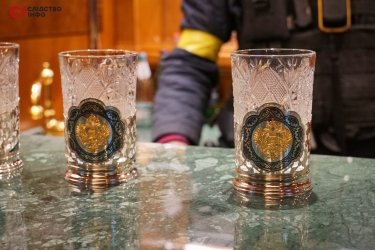 Фото 5 — Люксовий вагон, склянки з російським гербом та золотий унітаз. У Пущі-Водиці знайдено "золотий вагон" Віктора Медведчука (ФОТО, ВІДЕО)