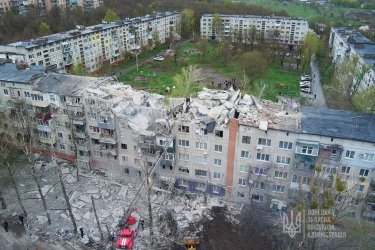 Фото 7 — В Славянске в результате ракетного обстрела частично разрушена пятиэтажка: погибло восемь человек (ФОТО, ВИДЕО)
