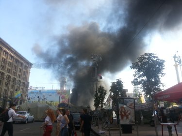 Фото 11 — На Майдане убирают баррикады, горят шины (обновляется 19.50)