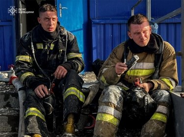 Фото 5 — Удар по складам "Эпицентра" под Киевом: пожар тушили более 10 часов