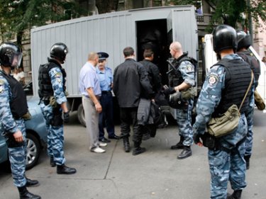 Фото 3 — Милиция силой вернула государству имущество "Надра Украины" (фото)