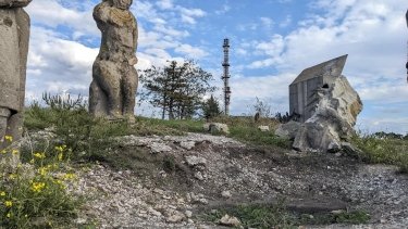 Фото 3 — Россияне разбили одну из тысячелетних половецких баб у Изюма