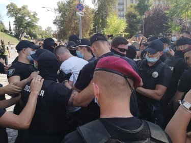 Фото 23 — В Киеве разгромили скандальную выставку на Аллее Небесной Сотни: есть задержанные (ФОТО)