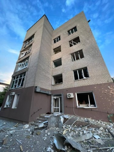 Фото 8 — Николаев снова под обстрелами: разрушен травмпункт, сгорел склад с лекарствами, есть раненые (ФОТО)