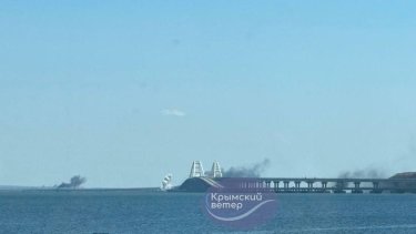 Фото 3 — В районе Крымского моста заметили дым: оккупанты заявляют об атаке ракет (ФОТО, ВИДЕО)