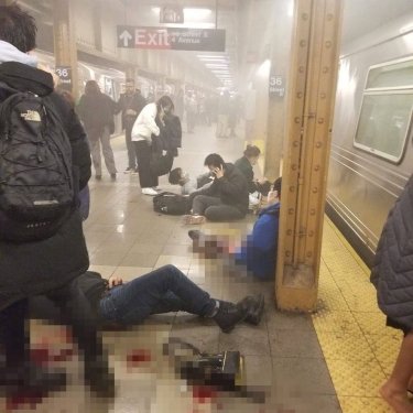 Фото 2 — В метро Нью-Йорка произошла стрельба: застрелили 5 человек