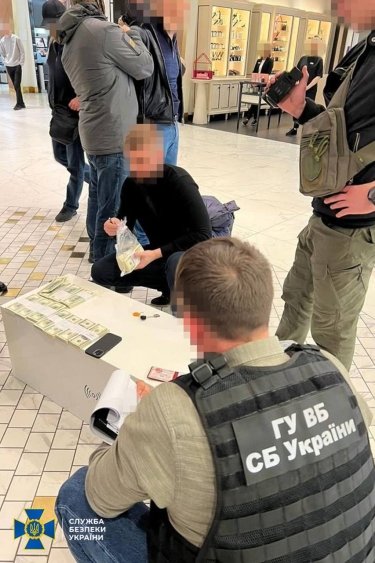Фото 5 — Обещал избежать санкций СНБО: в Киеве задержали фейкового работника СБУ (ФОТО)