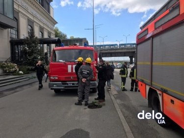 Фото 3 — Задержанный минер угрожал взорвать мост Метро в Киеве муляжом взрывного устройства (ФОТО)
