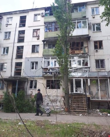 Фото 4 — Оккупанты продолжают масштабные обстрелы Луганщины: повреждены еще десятки домов, в Северодонецке погибли люди