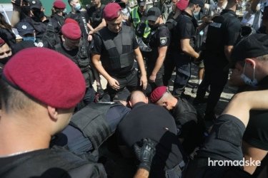 Фото 12 — В Киеве разгромили скандальную выставку на Аллее Небесной Сотни: есть задержанные (ФОТО)