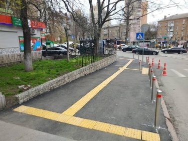 Фото 4 — Крок до інклюзивності: у Києві облаштували безбар’єрні підходи на соціальних об’єктах