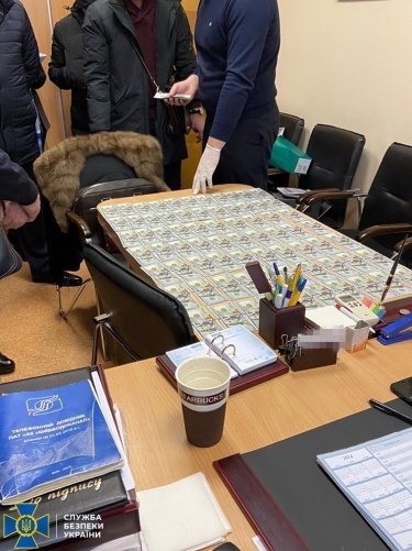 Фото 8 — СБУ задержала функционера "Киевводоканала", выломав двери в офисе компании (ФОТО, ВИДЕО)