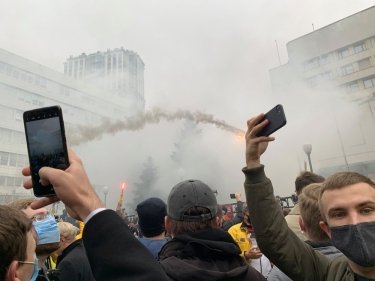 Фото 4 — Под Конституционным судом протестуют против его решения по НАПК (ФОТО, ВИДЕО)