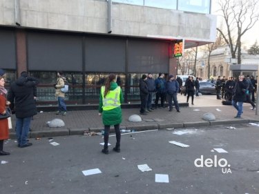 Фото 13 — Протестовавшие под Радой оставили после себя битую брусчатку и мусор (ФОТО, ВИДЕО)