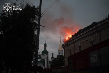 Фото 5 — Росія атакувала Київ: у Києво-Печерській лаврі масштабна пожежа, пошкоджено кіностудію Довженка (ФОТО)