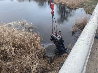 Фото 3 — В Николаевской области автомобиль вылетел с моста в реку: погибли пять человек (ФОТО)