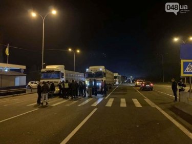 Фото 2 — Дальнобойщики блокировали трассу Одесса-Киев: требуют не устанавливать весовые комплексы