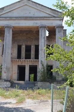 Фото 2 — Закинутий будинок культури на Одещині виставили на продаж: яка стартова ціна