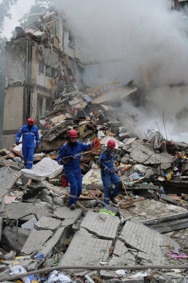 Фото 8 — Росія завдала масованого удару по Києву: є загиблі, десятки постраждалих, зруйновано цілий під’їзд (ФОТО)