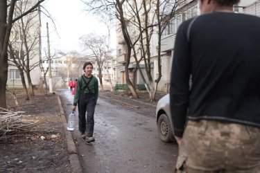 Фото 4 — Россияне обстреляли спасателей, доставлявших гуманитарную помощь в Бахмут