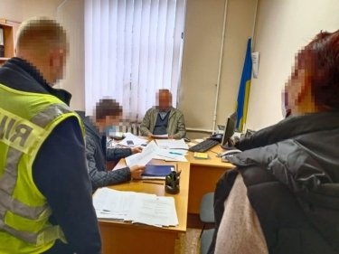 Фото 2 — В Шевченковской райадминистрации Киева обыск: подозревают "распил" на ремонте сквера