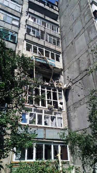Фото 3 — Россияне обстреляли остановку в Торецке: 8 человек погибли