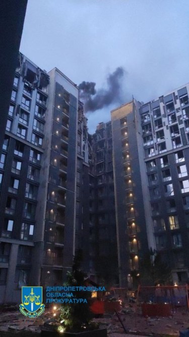 Фото 7 — Войска РФ нанесли удар по Днепру, попав во многоэтажку и здание СБУ: есть пострадавшие (ФОТО, ВИДЕО)