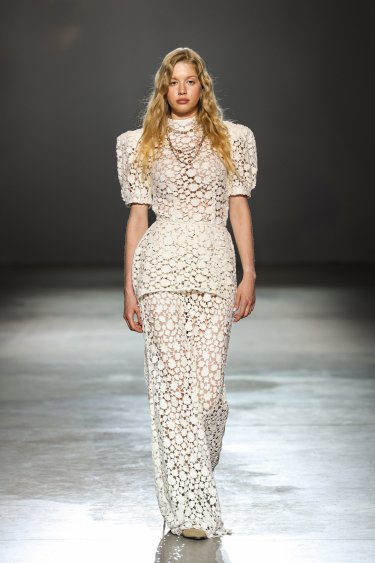 Фото 27 — Ukrainian Fashion Week SS27: ремесло, реконструкция и показ в укрытии