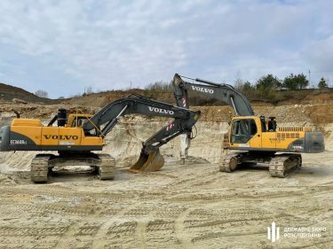 Фото 7 — ДБР обшукує житло та підприємства родичів Медведчука та Козака у Львівській області (ФОТО)