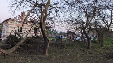 Фото 3 — Во Львове обломки сбитых ракет упали на жилые дома (ФОТО)