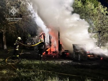 Фото 2 — На Львовщине из-за обломков российской ракеты сгорели здание и трактор