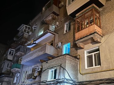 Фото 4 — Российская ракета попала в многоэтажку в Запорожье: есть погибшие и раненые (ФОТО)