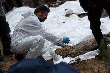 Фото 11 — В массовом захоронении в Изюме обнаружили 450 замученных тел, Зеленский анонсировал "страшное возмездие" (ФОТО)