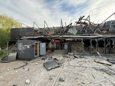 Фото 2 — Російська армія вдарила по відділенню "Нової пошти": частина посилок під завалами
