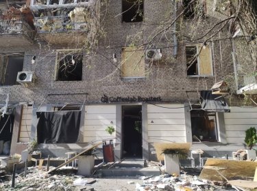Фото 12 — Число погибших в результате ударов РФ по жилым домам Запорожья 6 октября выросло до 14