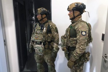 Фото 4 — В Хмельницком "накрыли" мошеннический колл-центр, воровавший криптовалюту у жителей Канады (ФОТО, ВИДЕО)