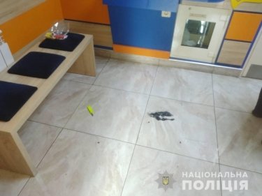 Фото 4 — В одном из харьковских ломбардов мужчина чуть не совершил самоподжог (ФОТО)
