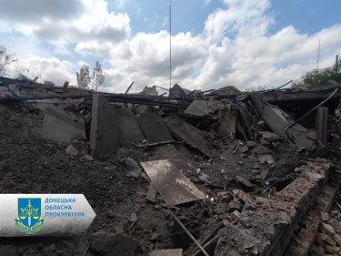 Фото 5 — Россияне сбросили авиабомбы на заправку и админздание в Торецке: есть жертвы
