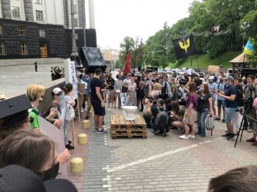 Фото 10 — "СтопШкарлет!": у здания Кабмина протестуют против нового главы Минобразования (ФОТО)