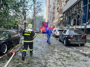 Фото 2 — Атака на Киев: есть попадания в жилые дома, 14 погибших и более 100 пострадавших (ФОТО)